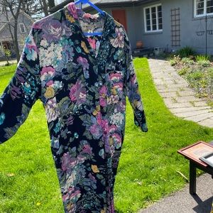 Vintage button-up dress. Cool floral pattern, with pockets!